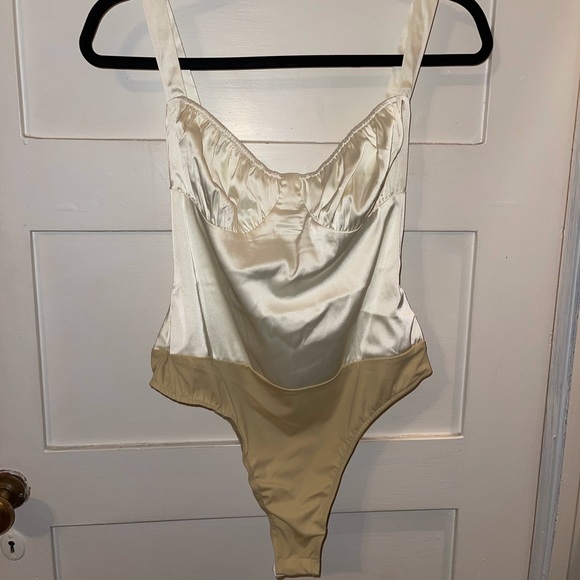 Danielle Bernstein RUCHED TANK STRETCH BODYSUIT 🤍 - Picture 2 of 6